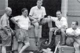 Členové expedice před svými zavazadly v kalkatském přístavu, květen 1938. Zleva Karl Wienert, Ernst Schäfer, Bruno Beger, Ernst Krause a Edmund Geer.