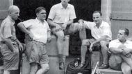 Členové expedice před svými zavazadly v kalkatském přístavu, květen 1938. Zleva Karl Wienert, Ernst Schäfer, Bruno Beger, Ernst Krause a Edmund Geer.