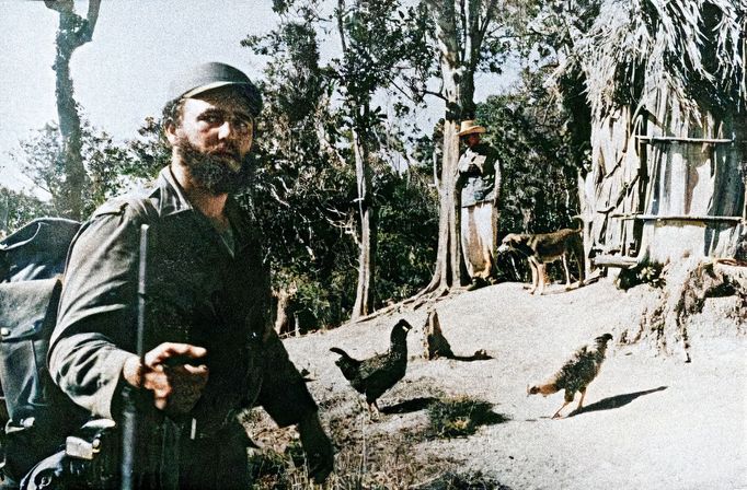 Fotografie kubánského vůdce Fidela Castra z prosince 1958 na selském dvorku v Sierra Maestra na východě Kuby, kde měl svou armádu. Kolorováno