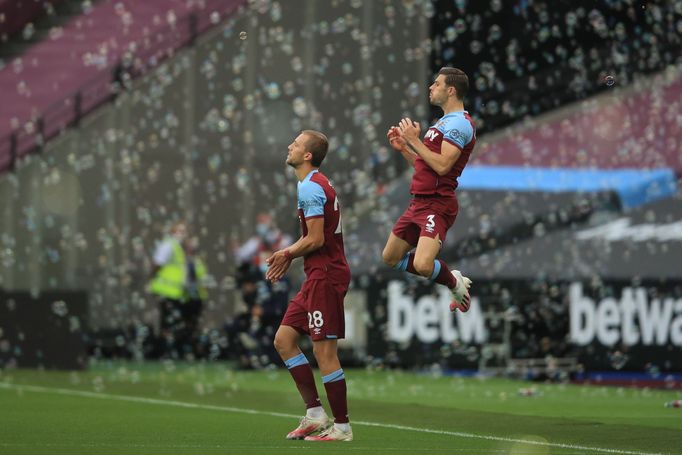 Tomáš Souček v zápase s Burnley