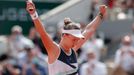 Barbora Krejčíková slaví vítězství ve finále French Open s Anastasií Pavljučenkovovou