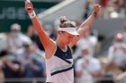 Barbora Krejčíková slaví vítězství ve finále French Open s Anastasií Pavljučenkovovou