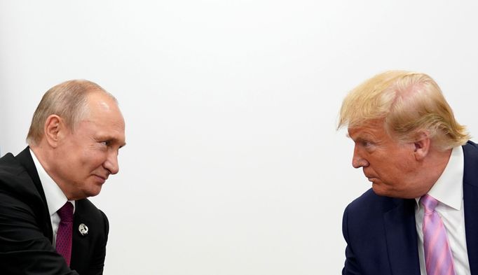 Vladimir Putin a Donald Trump na setkání v japonské Ósace v roce 2019.