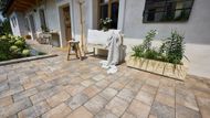 Kaščáková věděla, že chce zachovat původní ráz domu i místa. Nešlo jí jen o funkčnost, ale také o to, aby dům zůstal přirozenou součástí okolí.