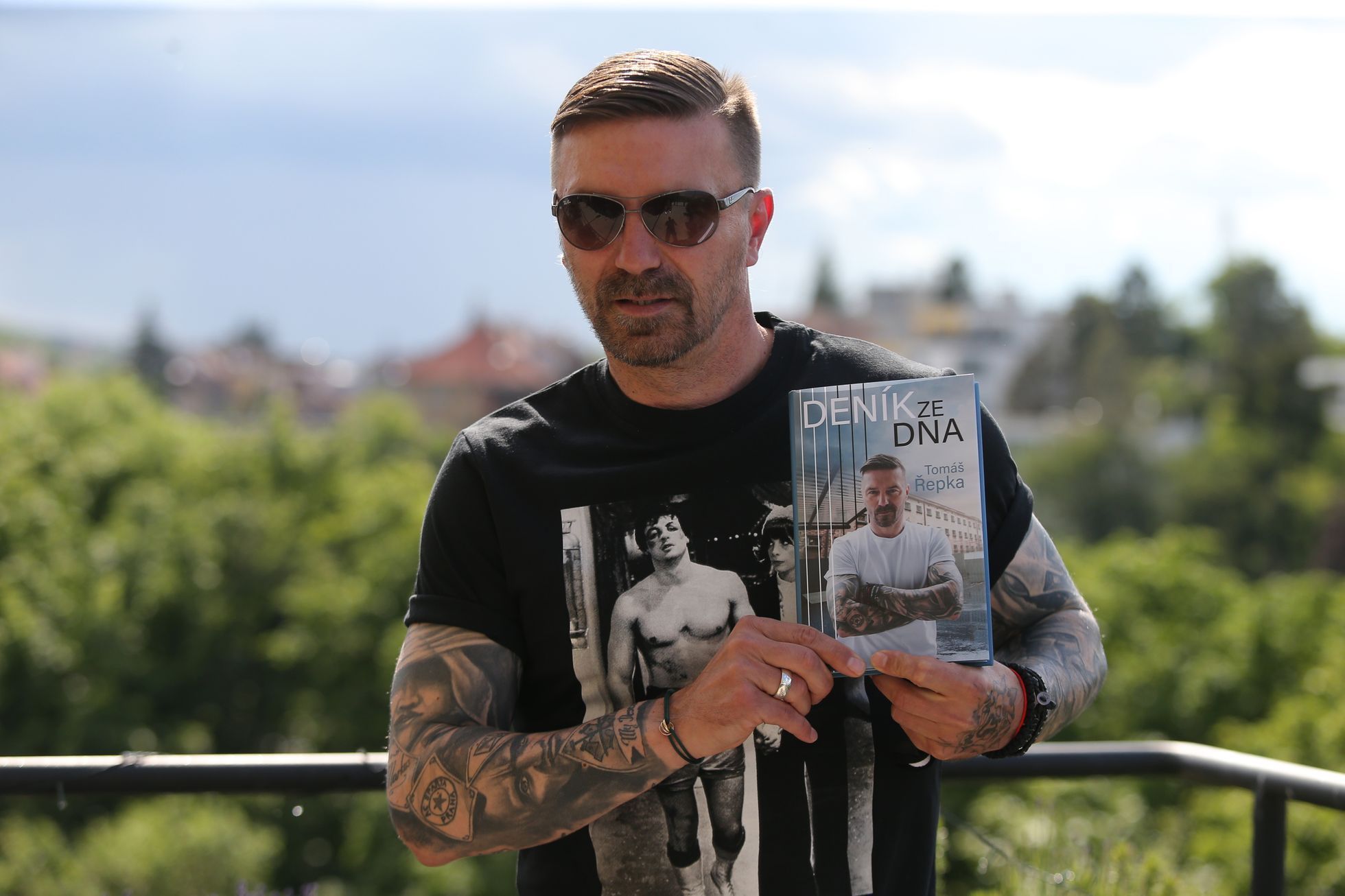 Tomáš Řepka při křtu své knihy Deník ze dna