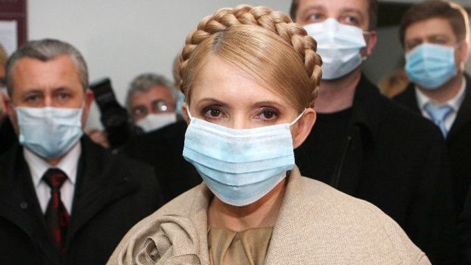Ukrajinská premiérka a kandidátka na prezidentku Julia Tymošenková na návštěvě v nemocnici v Ivano-Frankivsku, 3. listopadu.