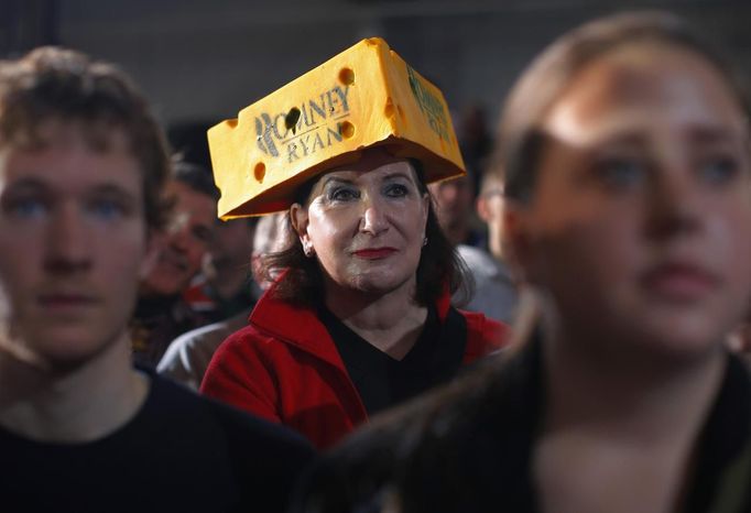 A woman wearing a Romney-Ryan cheese head hat listens as Republican presidential nominee Mitt Romney is introduced in West Allis, Wisconsin November 2, 2012. REUTERS/Brian Snyder (UNITED STATES - Tags: POLITICS ELECTIONS USA PRESIDENTIAL ELECTION) Published: Lis. 2, 2012, 6:40 odp.