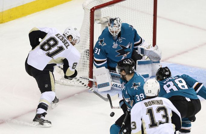 Pittsburgh - San Jose 6. finálový zápas SC. Tlusťoch Phil Kessel si na Martina Jonese nepřišel