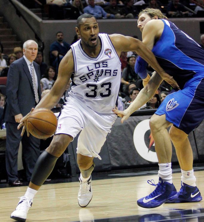 Boris Diaw a Dirk Nowitzki v utkání NBA