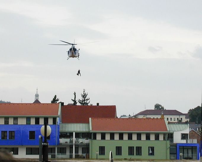 Čechova ulice - záchrana obyvatel