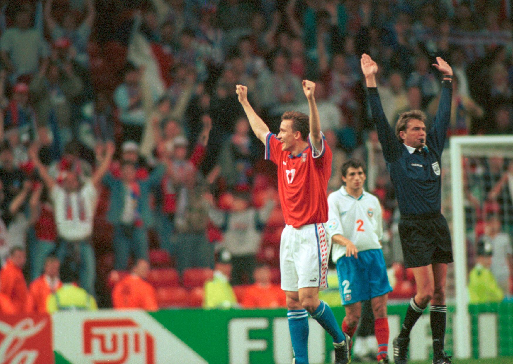ME 1996, Česko-Rusko:  Vladimír Šmicer (uprostřed č.17), střelec rozhodujícího třetího gólu se raduje po ukončení zápasu.
