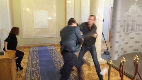 Poslanci ukrajinského parlamentu se poprali
