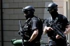 Britská policie provedla zátah v manchesterském Wiganu, na místě byli i pyrotechnici