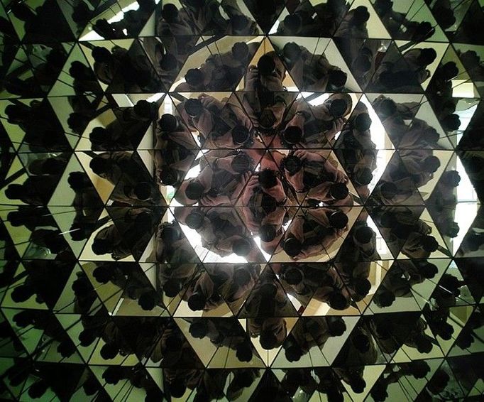 Obří kaleidoskop Petra Lorence.