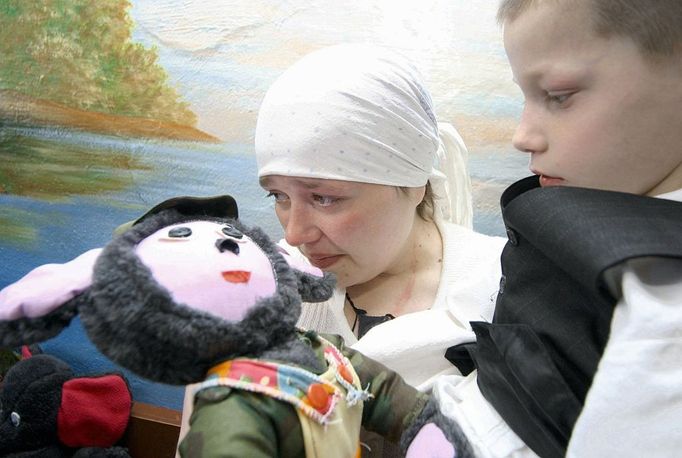 Female Prison Inmates Visit Orphans in Ivanovo Region Inmate Natalya Virt, serving time in prison for fraud, meets children from local orphanages. The 3/3 local women's colony initiated a rehabilitation program for female inmates to meet local children in a care capacity. ( automatický překlad do češtiny )