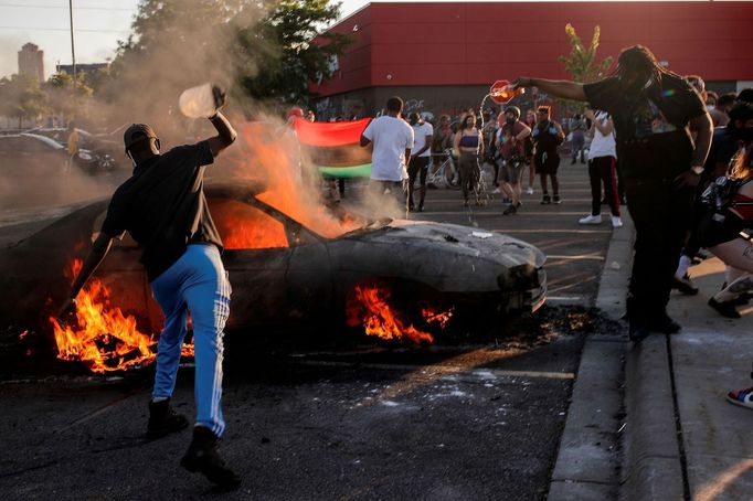 Noční protesty v Minneapolisu.