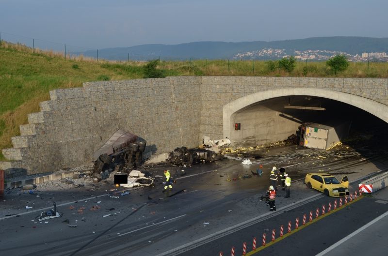 Nehoda kamionů na Pražském okruhu