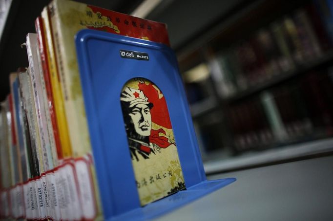 A book cover is pictured at a communist party school called China's Executive Leadership Academy of Jinggangshan, in Jiangxi province, September 20, 2012. China has yet to announce the start date for the 18th Communist Party Congress, China's biggest political meeting in 10 years, which will see the transfer of power from President Hu Jintao and Premier Wen Jiabao to a new generation. REUTERS/Carlos Barria (CHINA - Tags: POLITICS) Published: Zář. 20, 2012, 4:38 odp.