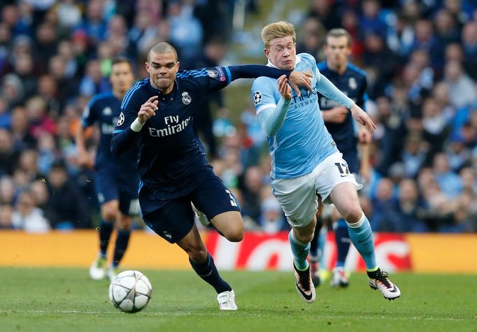 Manchester City's Kevin de Bruyne in action with Real Madrid's Pepe