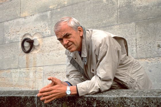 Milan Kundera na archivní fotografii.
