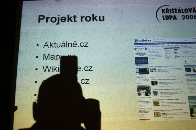 Aktuálně.cz internetovým projektem roku - To byla velká radost. "Do roka a do dne" (tedy - skoro) od startu, přesně tedy 22. listopadu 2006, jsme od odborné poroty dostali cenu Křišťálová lupa za vítězství v soutěži o nejlepší internetový projekt roku. Fotografie z předávání cen a další podrobnosti najdete zde .