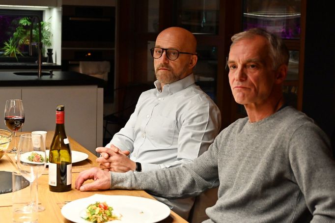 Hynek Čermák jako podnikatel Petr a Ivan Trojan coby podivínský trenér ve filmu Neporazitelní.