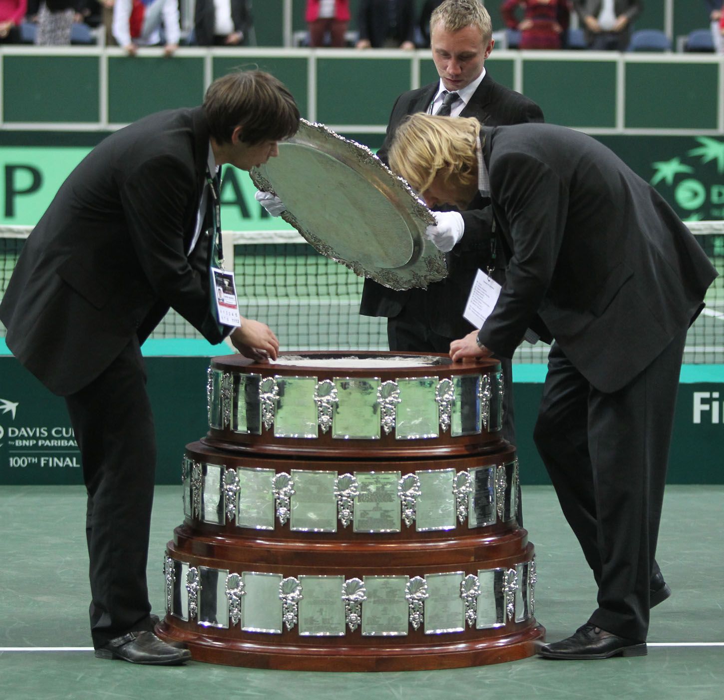 Čeští tenisté se radují z vítězství ve finále Davis Cupu 2012 proti Španělsku.