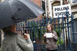 Na snímku matka fotí dceru poté, co hlasovaly v referendu.