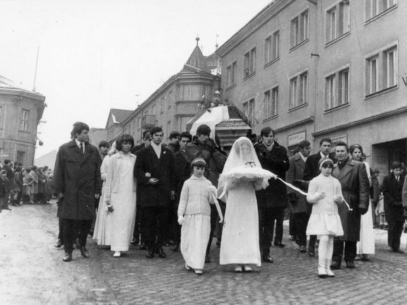  Pohřební průvod, v jehož čele symbolicky kráčela "nevěsta" v bílém závoji. Podle tradice tomu tak bylo vždy, když zahynul či zemřel svobodný mládenec. 