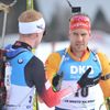 Johannes Thignes Bö gratuluje Arndu Peifferovi po závodě s hromadným startem v rámci SP v Novém Městě na Moravě