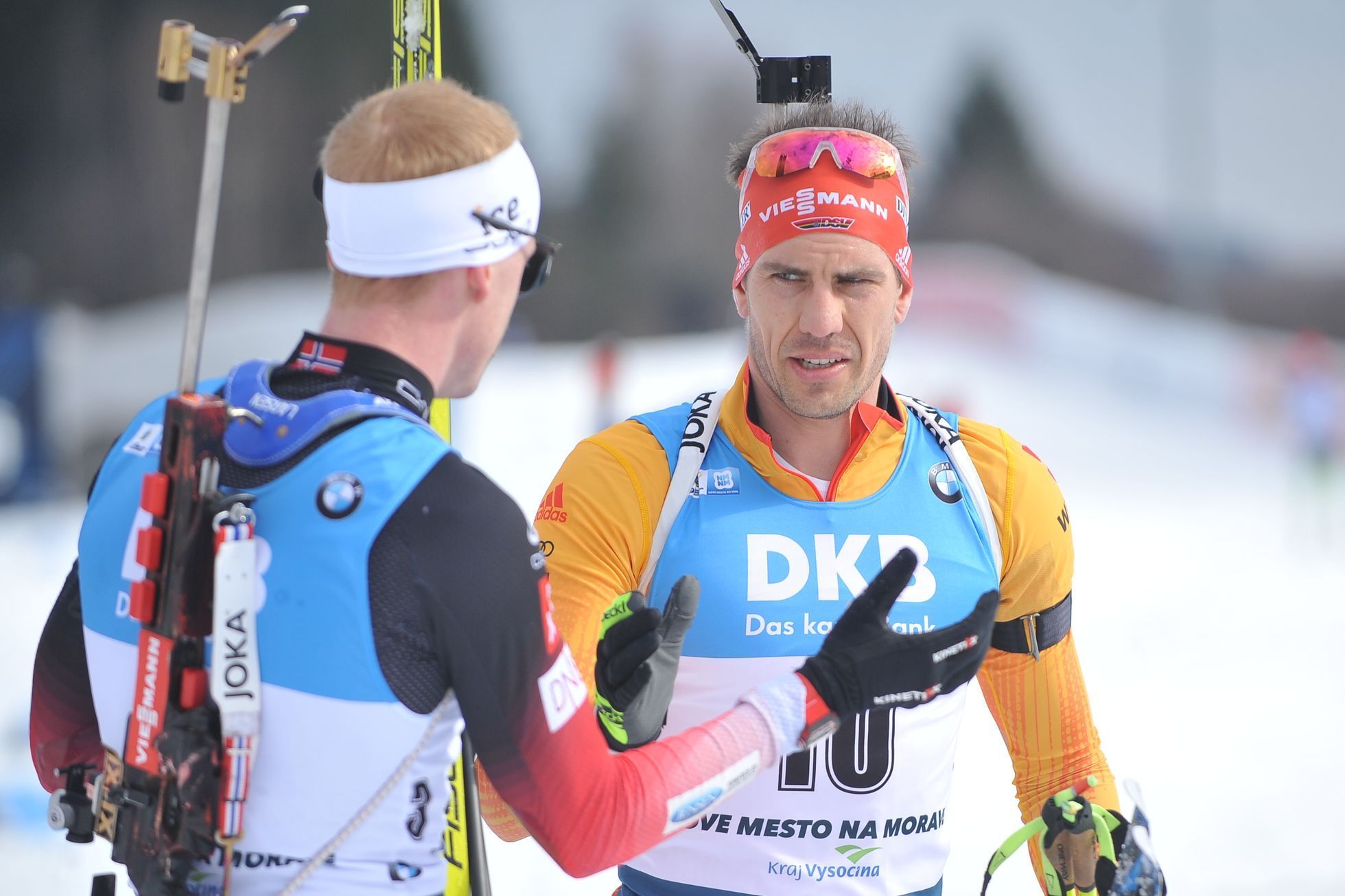 Johannes Thignes Bö gratuluje Arndu Peifferovi po závodě s hromadným startem v rámci SP v Novém Městě na Moravě