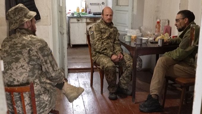 Ukrajinští vojáci jsou skeptičtí ohledně příměří. "Jak dlouho to ještě zvládneme," ptají se
