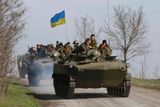 S těžkou technikou se ukrajinští vojáci vydali například na vojenské letiště v Kramatorsku.