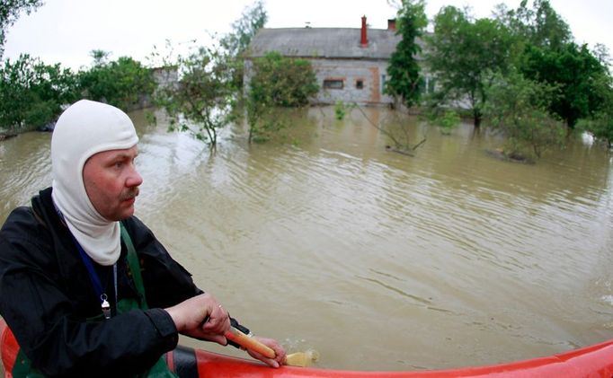 Juliszew leží nedaleko Plocku. Záchranáři se po - kdysi ulicích - obce mohou pohybovat jen na lodích.