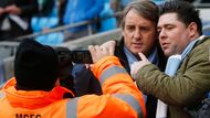 Trenér Manchesteru City Roberto Mancini byl před zápasem ještě plný optimismu a nechal se fotit s fanoušky klubu.