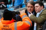 Trenér Manchesteru City Roberto Mancini byl před zápasem ještě plný optimismu a nechal se fotit s fanoušky klubu.