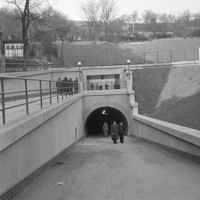 Záběr pořízený při otevření pěšího tunelu vedoucí pod vrchem Vítkov ze Žižkova do Karlína. 19. prosinec 1953.