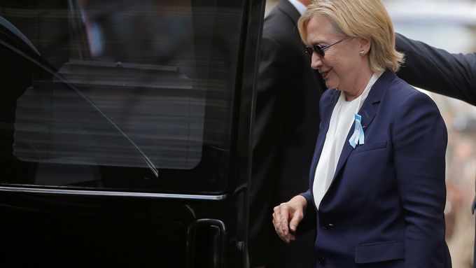 Hillary Clintonová odjíždí z bytu své dcery Chelsea poté, co zkolabovala na pietním shromáždění k výročí 11. září.