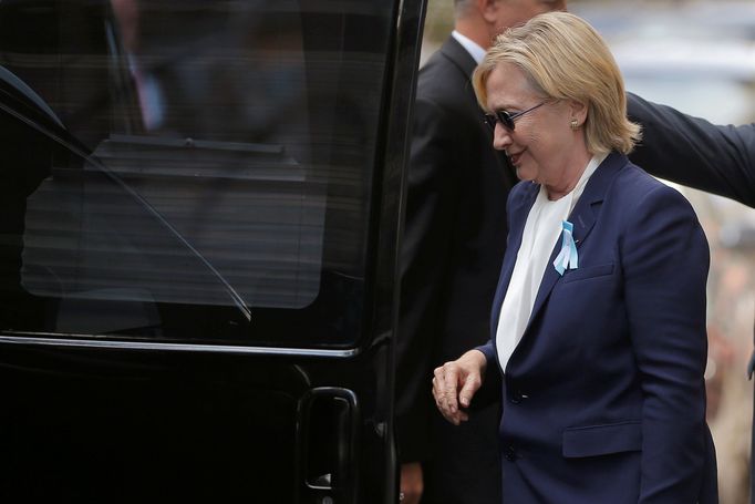 Hillary Clintonová odjíždí od bytu dcery Chelsea, poté co zkolabovala na pietním shromáždění k výročí 11. září.