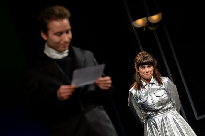 Martin Klapil jako Laertes a Martina Czyžová v roli Ofelie.