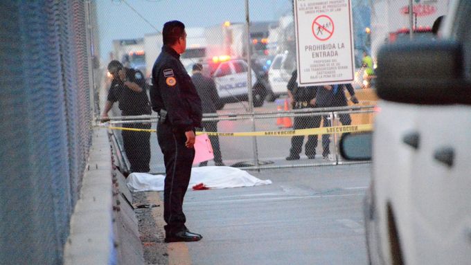 Policisté na místě, kde mexický žadatel o azyl spáchal sebevraždu.