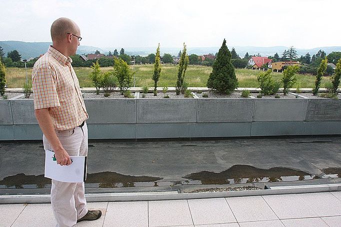 Přesvědčte se, že voda z terasy či balkónu má kam odtékat. Pokud chcete část prostoru pokrýt trávníkem, ujistěte se, že nosnost balkónu je dostatečná.