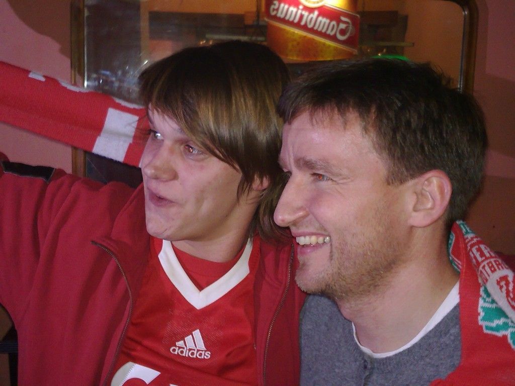 Vladimír Šmicer s příznivci Liverpoolu v Praze