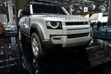 Nový Land Rover Defender svým designem připomíná ikonického předchůdce.