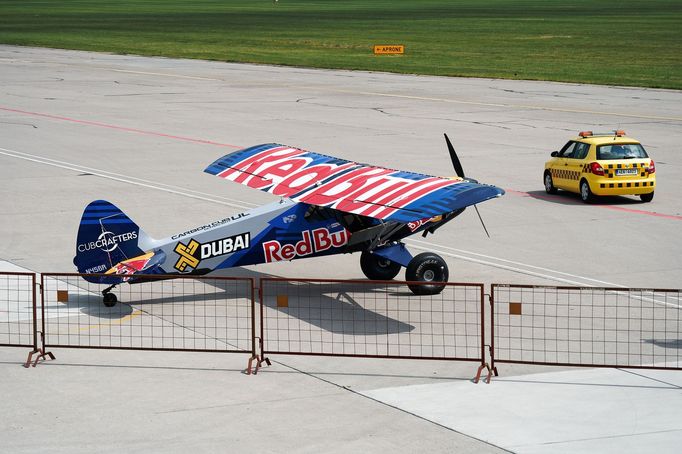 Pilot Łukasz Cziepiela a jeho letadlo, se kterým přistál na střeše mrakodrapu Burž al-Arab, Aviatická pouť Pardubice, květen 2023