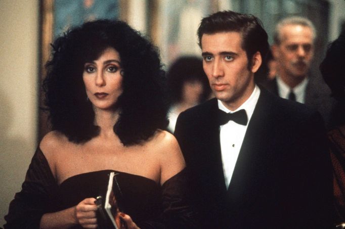 Cher a Nicolas Cage ve filmu Pod vlivem úplňku.