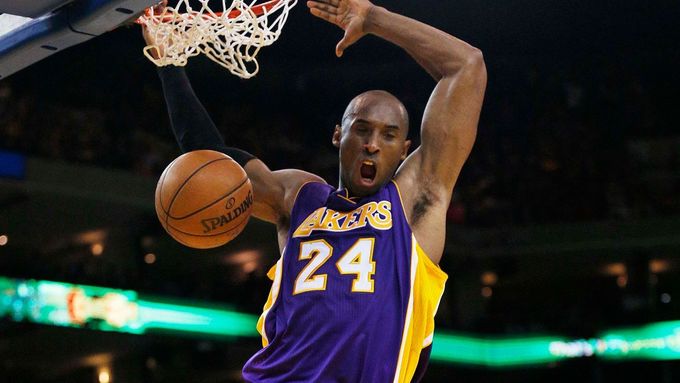 Kobe Bryant se na výhře Lakers podílel 34 body, Knicks nestačil k výhře ani stejný počet od Carmela Anthonyho.