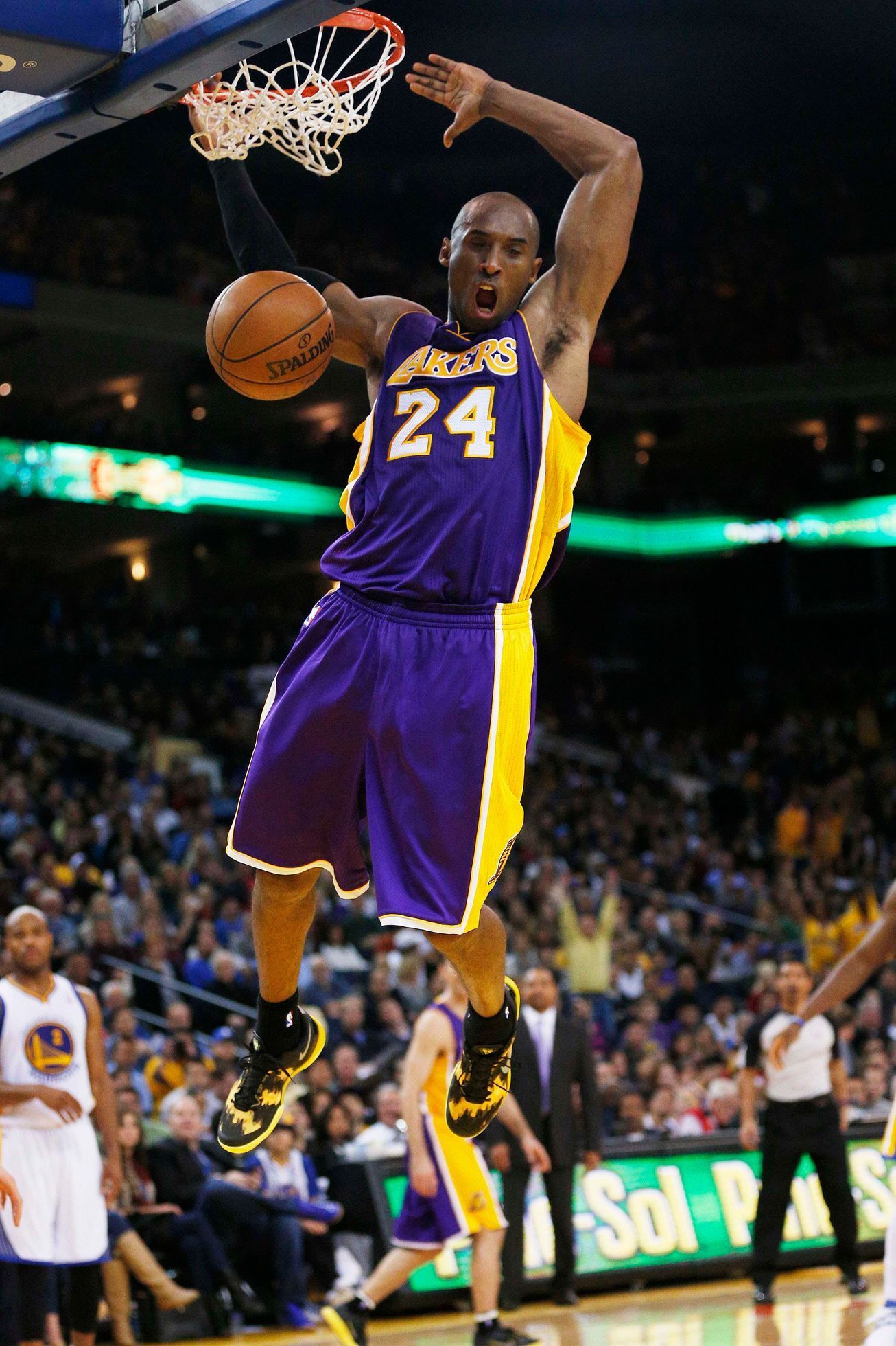 Kobe Bryant smečuje v utkání LA Lakers a Warriors