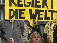 Peníze vládnou světu, říká mladík. Snímek byl pořízen na fotbalovém stadionu v Dortmundu.