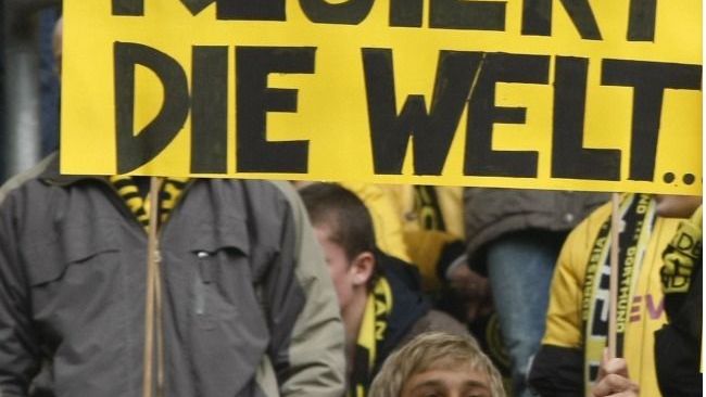 Peníze vládnou světu, říká mladík. Snímek byl pořízen na fotbalovém stadionu v Dortmundu.